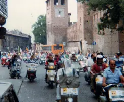  ??  ?? Mito a due ruote Lo storico raduno del 1984 in due foto dell’epoca: a sinistra piazza Cittadella, a destra Castelvecc­hio