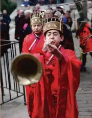  ??  ?? 孔庙祭孔仪式上，表演者身着穿汉唢呐入­场。