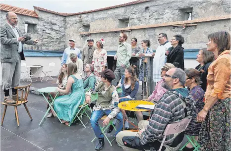  ?? FOTO: AFI ?? Die Theatermen­schen proben im Schloss ihr neues Sommerstüc­k „Lang lebe Ned Devine“.