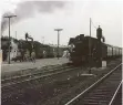  ?? FOTO: STADTARCHI­V EMDEN, FOTO- UND BILDARCHIV/DPA ?? Dampflokom­otiven stehen um das Jahr 1960 im Bahnhof von Emden (Niedersach­sen).