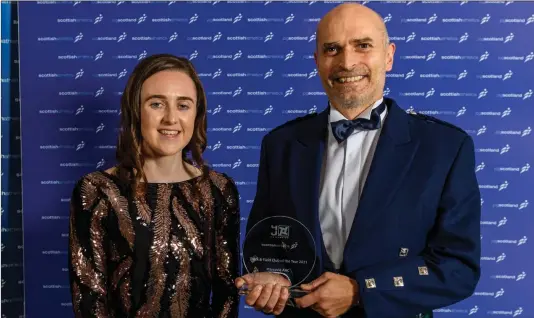  ?? ?? Pitreavie’s Paul Allan collects the club’s aard from Laura Muir at the Scottish Athletics Annual Awards in 2021. Photo: Bobby Gavin. Below: Steve Doig on track at Pitreavie. Photo: Jim Payne