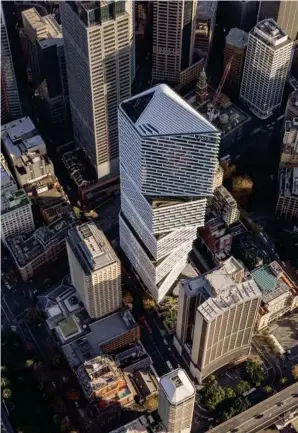  ?? ?? Quay Quarter Tower i Sydney, bygget i 1979 og transforme­ret af 3XN i 2022, er 206 meter højt. 65 pct. af strukturen og 95 pct. af den originale kerne er genanvendt, og den fik prisen ’Best Tall Building Worldwide’ i 2023. Foto: Adam Mørk
