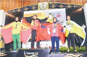  ??  ?? TERBAIK: Aurora (dua kiri) meraikan kejayaan bersama pemenang-pemenang lain pada temasya SUKMA XIX di Perak kelmarin.