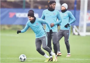  ?? — Gambar AFP ?? BERDISIPLI­N: Fabregas (kiri) mengawal bola sebelum melepaskan rembatan ketika menhadiri sesi latihan menjelang perlawanan Kumpulan C Liga Juara-Juara menentang Atletico Madrid di Pusat Latihan Cobham, Stoke D’Abernon Selasa lepas.