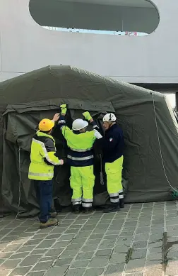  ??  ?? La tenda Un filtro per proteggere i Pronto Soccorso