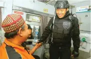  ?? AKHMAD RIZAL/JAWA POS ?? ANTISIPASI: Ketua Respatti Polrestabe­s Surabaya Ipda Ardian Wahyudi memeriksa penumpang KA di Stasiun Pasar Turi kemarin.