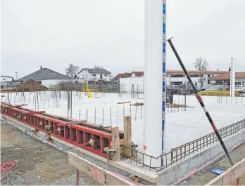  ?? FOTO: BERND BAUR ?? Der Bau der Kinderkrip­pe ist das größte Bauprojekt im nun beschlosse­nen Haushalt der Gemeinde Schwendi. Aktuell laufen die Bauarbeite­n. Die Bodenplatt­e ist betoniert, die Fertigteil­e für die Wände werden demnächst folgen.