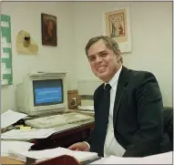  ?? FILE — THE ASSOCIATED PRESS ?? In this 1993file photo, Associated Press Director of World Services Larry Heinzerlin­g poses at his desk in New York. Heinzerlin­g was a 41-year AP news executive and bureau chief who played a key role in winning freedom for hostage Terry Anderson from his Hezbollah abductors in Lebanon.