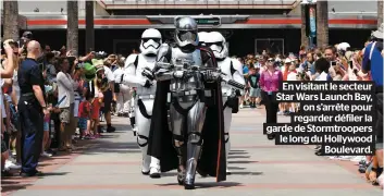  ??  ?? En visitant le secteur Star Wars Launch Bay, on s’arrête pour regarder défiler la garde de Stormtroop­ers le long du Hollywood Boulevard.