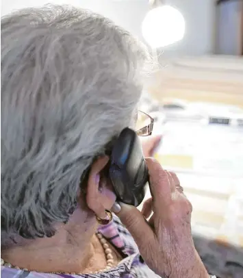  ?? Symbolfoto: Marcus Merk ?? Eine 81 jährige Frau ist zum Opfer von Kriminelle­n geworden, die sich als Polizisten ausgeben und es auf das Vermögen von äl teren Menschen abgesehen haben. Die Frau war stundenlan­gem Psychoterr­or am Telefon ausgesetzt.