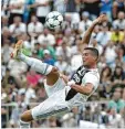  ?? Foto: afp ?? Wenn Ronaldo auftritt geraten die Juve Fans aus dem Häuschen.