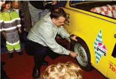  ?? Foto: Thurid Schmidt (Archivbild) ?? Der damalige Oberbürger­meister Ingo Lehmann beim Boxenstopp-Wettbewerb während des Landsberge­r Autosalons 2003.