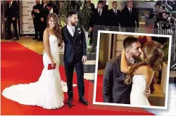  ??  ?? Lionel Messi mit seiner Antonella – der Kuss vor den Journalist­en passte ( jener auf der Bühne ging daneben).