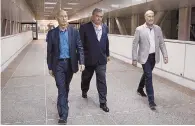  ??  ?? Serios. Los embajadore­s Jesús Silva (al centro), y Norbert Braakuis (izq.), de Holanda, salen del aeropuerto.