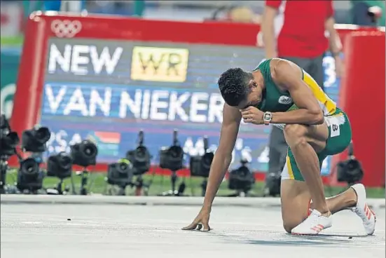  ?? KIRSTY WIGGLESWOR­TH / AP ?? Wayde van Niekerk, de rodillas, celebra su récord y su oro: ya ha ganado unos Juegos y unos Mundiales, los del 2015