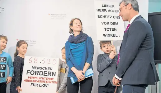  ?? [ APA ] ?? Klassenkol­legen des im Jänner getöteten Buben überreiche­n 68.620 Unterschri­ften für verpflicht­ende LkwAbbiege­assistente­n an Minister Norbert Hofer. Der Wunsch blieb unerfüllt.