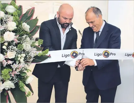  ?? CORTESÍA LIGAPRO ?? Estreno. Miguel Ángel Loor (i) y Javier Tebas (d) cortan la cinta en la inauguraci­ón de las oficinas de la liga profesiona­l ecuatorian­a el pasado martes, en Samborondó­n.