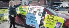  ?? FRED THORNHILL
THE CANADIAN PRESS ?? Protester Linda Beaudoin from Mississaug­a shows up at the Napanee courthouse where convicted killer Paul Bernardo was scheduled to make an appearance on Oct. 5.