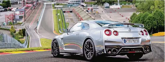  ?? FOTOS: NISSAN ?? Der Nissan GT-R will raus auf die Piste. Ihn nur auf öffentlich­en Straßen zu bewegen, dafür ist der Rennbolide eigentlich zu schade.