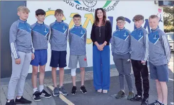 ??  ?? Antoinette Hudson of sponsors Gin Mill with some of the AGB Under-14 players.