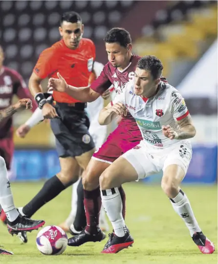  ?? Jose cordero ?? Alajuelens­e llega a Concacaf luego de derrotar en la Cueva a su archirriva­l. Daniel Colindres y Fernán Faerron disputan la pelota bajo la mirada de Juan Gabriel Calderón.