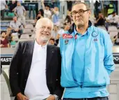  ?? LAPRESSE ?? Aurelio De Laurentiis con Maurizio Sarri nel 2015, all’inizio della prima delle tre stagioni del tecnico alla guida del Napoli