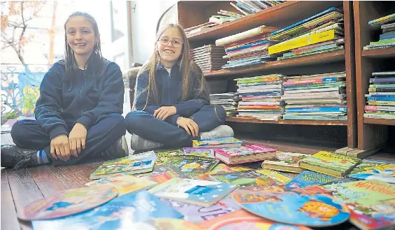  ?? FOTOS: JUANO TESONE ?? Primas. Lucía y Alma, las creadoras de la biblioteca. Cuentan que se llama Alfonsina Storni, quien fue vecina de Flores.