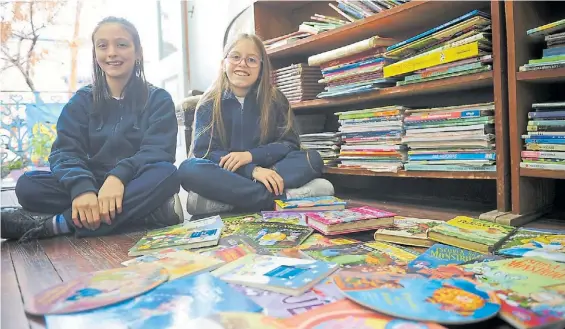  ?? FOTOS: JUANO TESONE ?? Primas. Lucía y Alma, las creadoras de la biblioteca. Cuentan que se llama Alfonsina Storni, quien fue vecina de Flores.