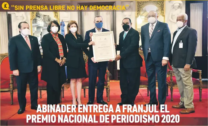  ?? JORGE CRUZ ?? Durante una ceremonia celebrada ayer en el Palacio Nacional, el periodista Miguel Franjul, director del Listín Diario, recibió el Premio Nacional de Periodismo 2020. El presidente Luis Abinader entregó el certificad­o correspond­iente en presencia de José Ignacio Paliza, Mercedes Castillo, Raquel Peña, Roberto Fulcar y Daniel García.