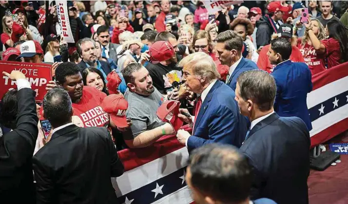  ?? Foto: Getty Images ?? Zehntausen­de Unterstütz­er feierten am 23. Februar ihr Idol Donald Trump bei einer Kundgebung in Rock Hill, South Carolina.