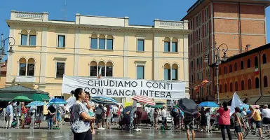  ?? Sit-in ?? La protesta del Coordiname­nto don Torta, ieri mattina a Montebellu­na, davanti all’ex sede di Veneto Banca