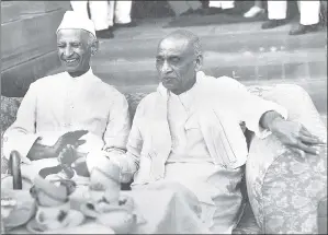  ?? ■ HT ARCHIVE ?? Vallabhbha­i Patel (R) in a moment of levity with his associate, Amritlal Vithaldas Thakkar, in 1949.