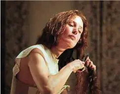  ?? Foto: Alamode Film/Samsa Film ?? Kaiserin Elisabeth (Vicky Krieps) schneidet sich die Haare ab und setzt damit ein Statement.
