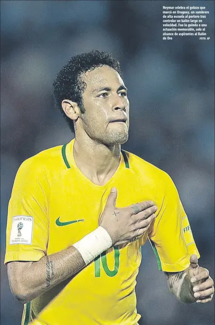  ?? FOTO: AP ?? Neymar celebra el golazo que marcó en Uruguay, un sombrero de alta escuela al portero tras controlar un balón largo en velocidad. Fue la guinda a una actuación memorable, solo al alcance de aspirantes al Balón de Oro