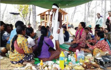  ?? SUPPLIED ?? Community members organise a traditiona­l event to curse the Chinese firm Rui Feng yesterday in Preah Vihear province.