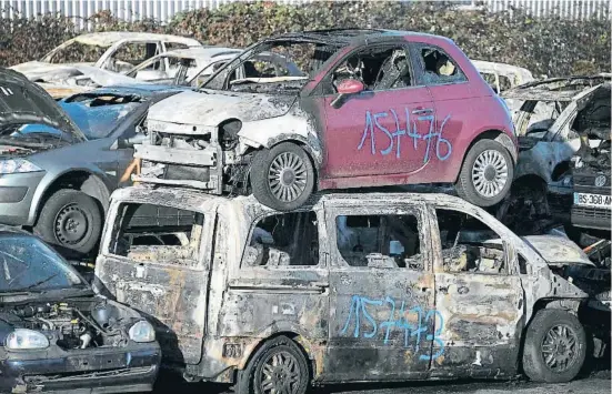  ?? Agènègcie ALOgcN / AAP ?? Vehicles cremats i recollits pels empleats del dipòsit municipal d’Estrasburg