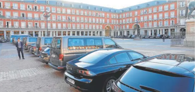  ?? // GUILLERMO NAVARRO ?? IMAGEN INSÓLITA En torno a las siete y media de la tarde, la Plaza Mayor empezó a llenarse de vehículos de las delegacion­es