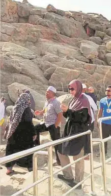  ??  ?? Nor Alia ditemani suami berdoa di Jabal Rahmah.