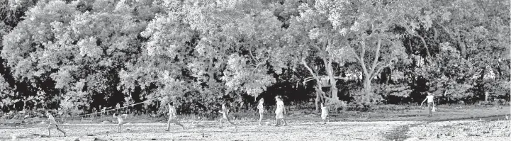  ?? ALDO NELBERT BANAYNAL ?? Children enjoy the breeze and the sand in Mactan island, unmindful of the worries that the next day would bring to their innocent lives.