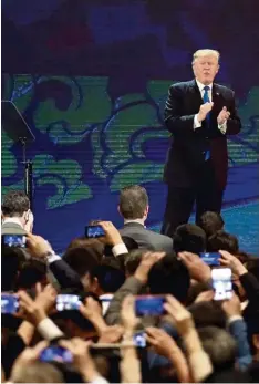  ?? Foto: Nyein Cahn Naing, afp ?? US Präsident Donald Trump bei seinem Auftritt auf dem Asien Pazifik Gipfel: „Wir suchen starke Partner, keine schwachen.“