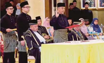  ?? PIC BY AMRAN HAMID ?? Anak Bukit assemblyma­n Datuk Amiruddin Hamzah (right) at the swearingin ceremony for state executive councillor­s at Istana Anak Bukit in Alor Star yesterday.