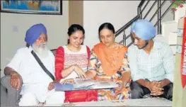  ?? HT PHOTO ?? Harmanpree­t’s grandfathe­r, sister, mother and brother at home on Friday.