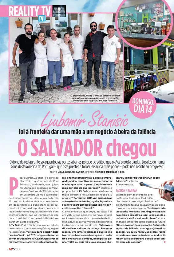  ??  ?? O proprietár­io, Pedro Cunha (o terceiro a contar da esq.), com a sua equipa, após a renovação do restaurant­e Stop TIR, em Vilar Formoso.