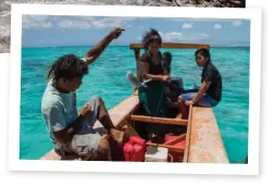  ??  ?? En haut : A Kiribati, la montée des eaux est une réalité. Une partie de la population a déjà du abandonner leurs maisons et émigrer vers d'autres îles. Ci-dessus : Les locaux profitent de chaque trajet en bateau pour pêcher notre dîner....