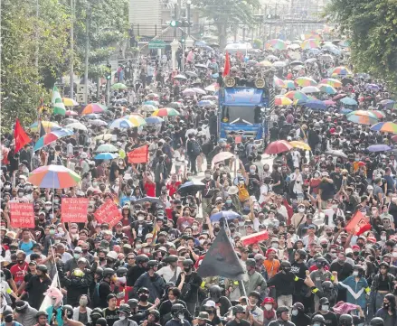  ?? PORNPROM SATRABHAYA ?? Anti-dictatorsh­ip demonstrat­ors led by Khana Ratsadorn march from the Democracy Monument to Government House, during yesterday’s rally.