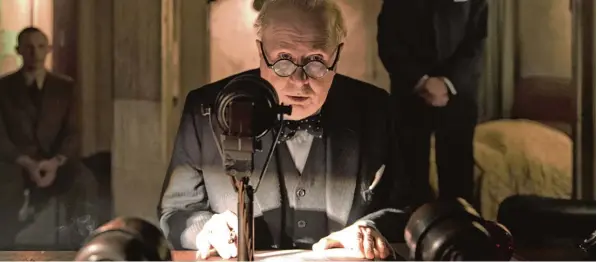  ?? Foto: Universal Picture Internatio­nal ?? Mit kunstvolle­r Gesichtsma­ske spielt Gary Oldman den britischen Premiermin­ister Winston Churchill.