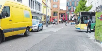  ?? FOTO: LEHMANN ?? Ein Falschpark­er blockiert die Bahnhofstr­aße, der Bus hat keine Chance, einzubiege­n: Die Besatzung von zwei Polizeistr­eifenwagen muss umleiten. Die Personalsi­tuation der Polizei ist sehr angespannt, ein wenig Unterstütz­ung soll seit 2004 der...