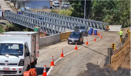  ?? ?? Los dos puentes modulares instalados en el bajo los Ledezma son una medida temporal; estarán en el sitio mientras se construye la estructura definitiva, que lleva un 20% de avance. CorTESÍA moPT