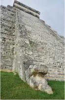  ??  ?? Ormdetalj vid foten av pyramiden■ El Castillos trappor.
