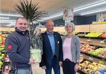  ?? HEIDI HENZE (3) ?? Marktleite­r Artjom Salzmann (l.) und Bezirkslei­terin Ivonne Mayer (r.) werden begrüßt vom Bürgermeis­ter der Landgemein­de Auma-weidatal, Frank Schmidt.